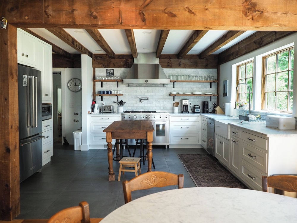 Charming 6 Bdrm Countryside Stay