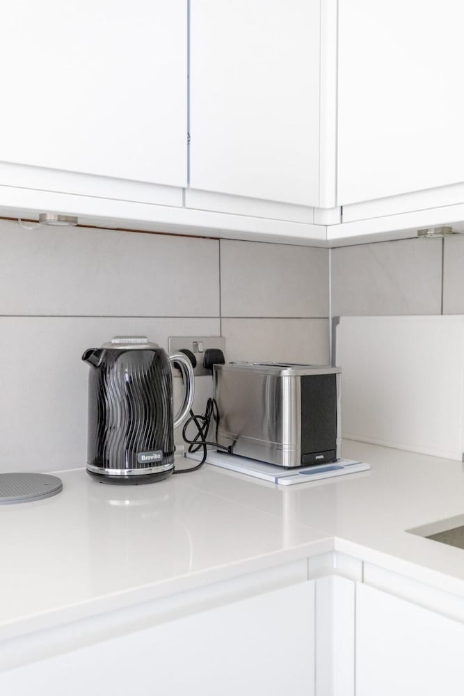 Beautifully Presented 2BD Flat W/patio- Kensington
