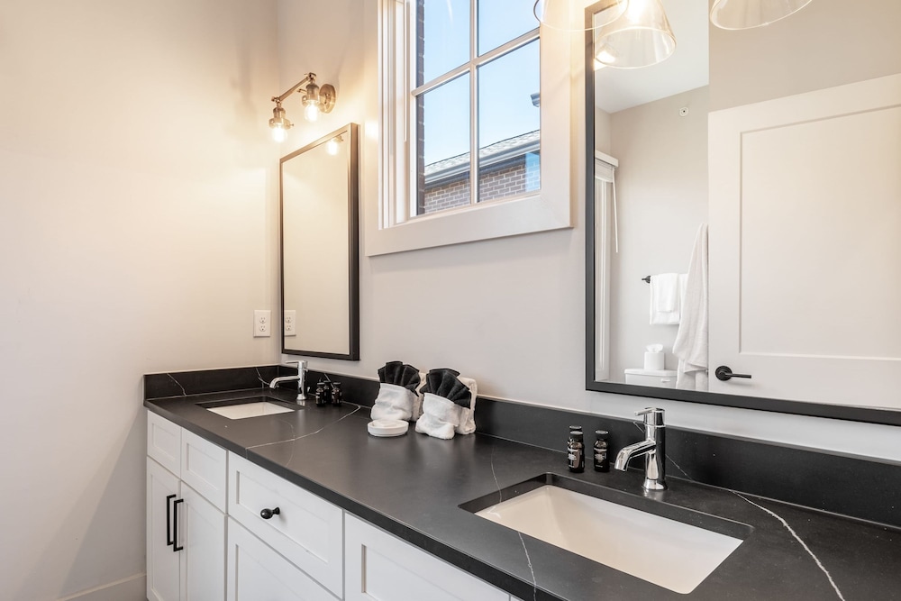 The Magnolia 10 - Avantstay Germantown w Private Balcony