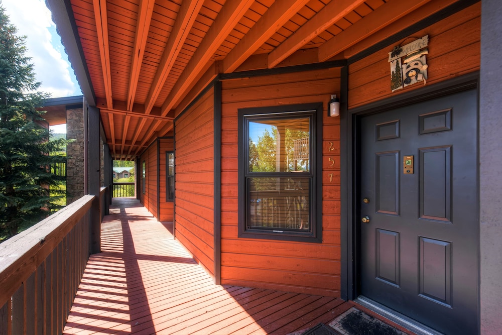 Mountainside Condominiums by CRMR