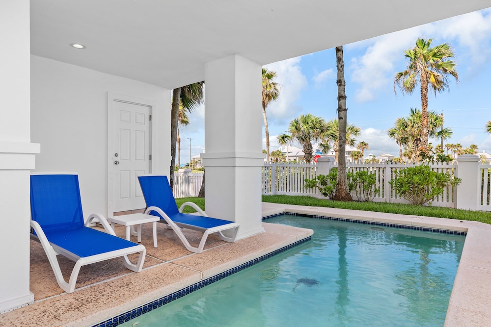 Kar - Private House Just Steps From Beach Access 4 Bedroom Home by RedAwning