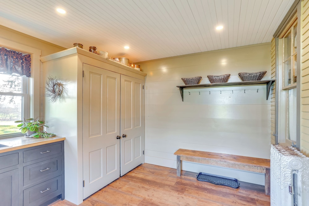 3 Mi to Dtwn: Charming Farmhouse in Mount Joy!