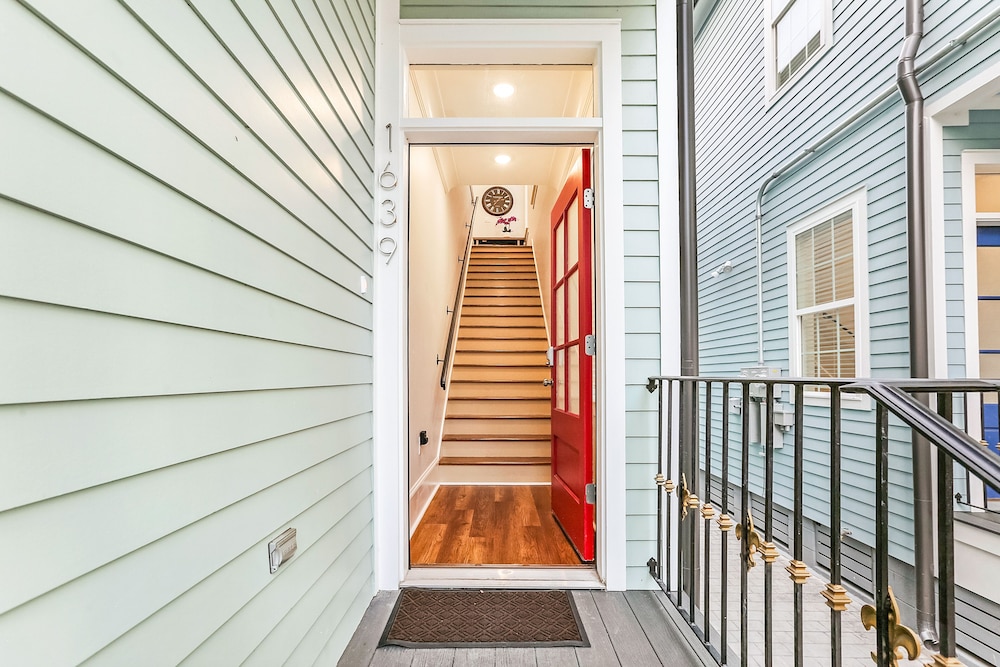 Spacious 5 BR Retreat with Pool - Near It All - Image 3