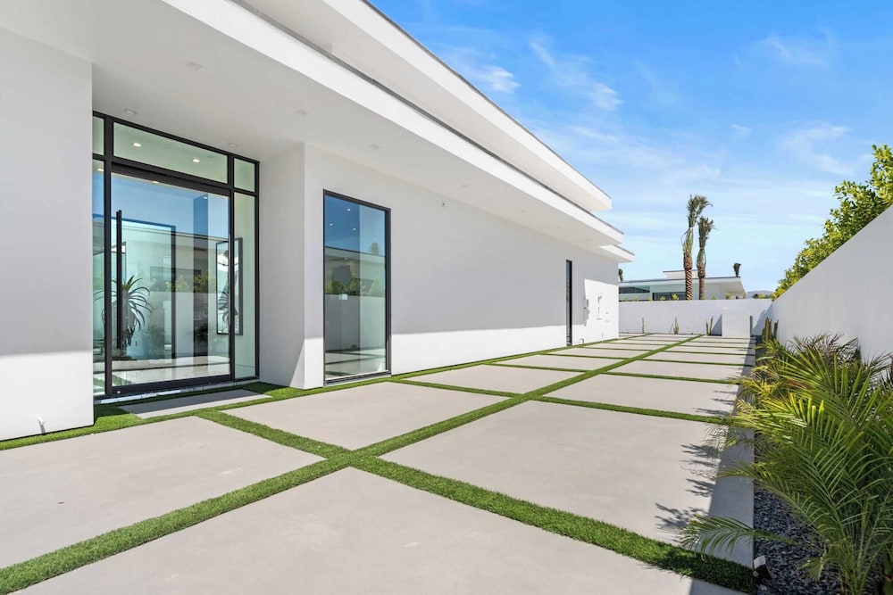 Sleeps 20 Pool, Hot Tub, & Pickleball Stay in Indio Bravo Villa #9