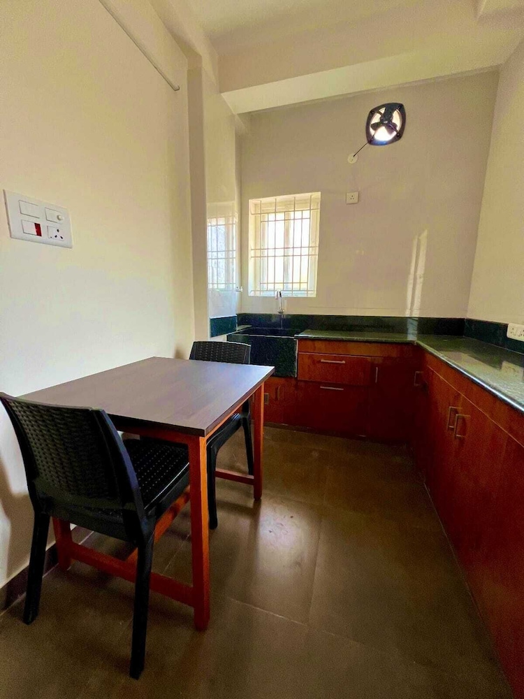 Queen's Hotel Service Apartment Salem