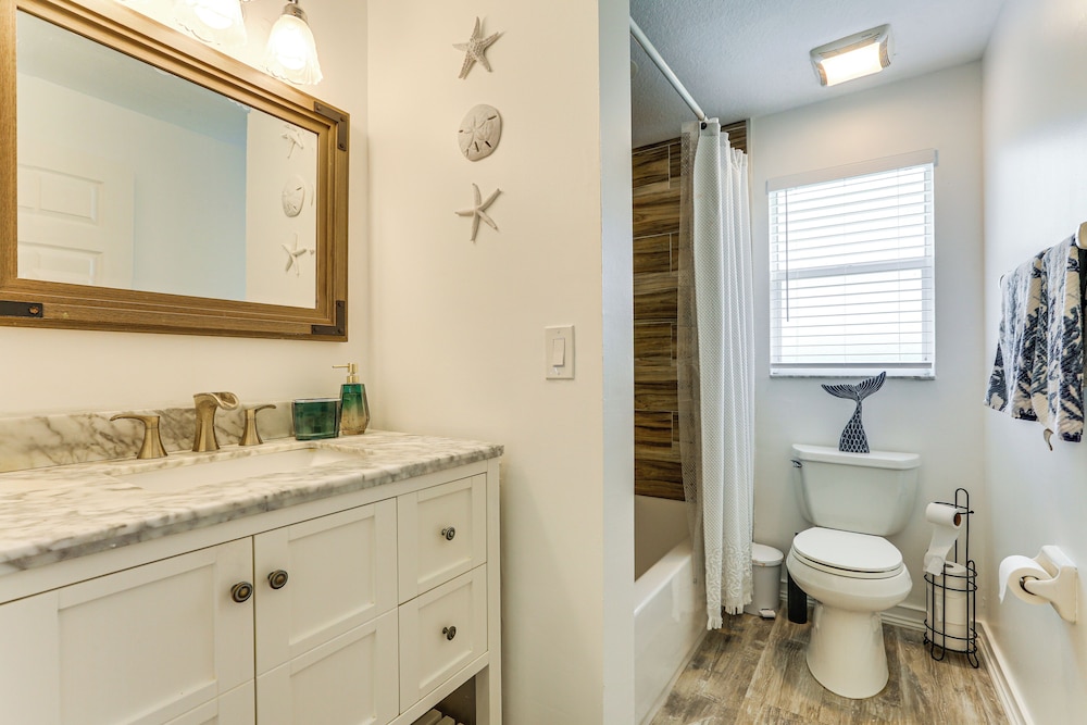 5 Mi to Naples Beach - Getaway w/ Screened Lanai!