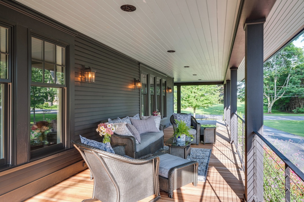 Upscale Arts + Crafts Bungalow w/ Yard, Pool! view 5