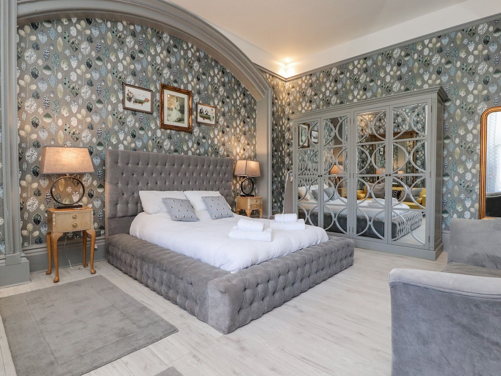 Ismay Billiard Room Apartment - Titanic Interest