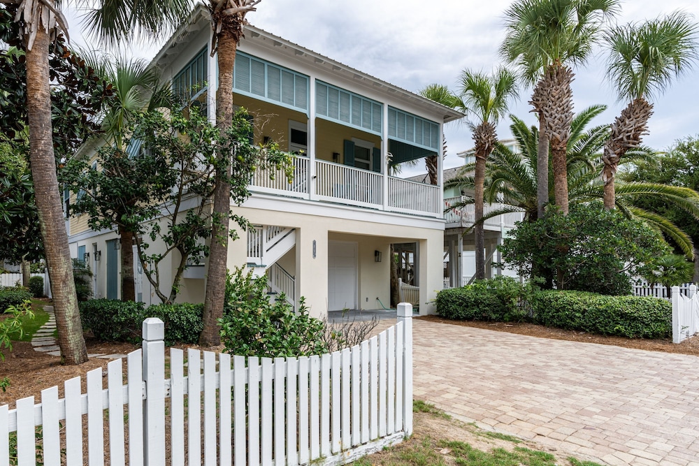 Destin Dream by Avantstay 2-story Home Walk to Beach Hot Tub Golf Cart