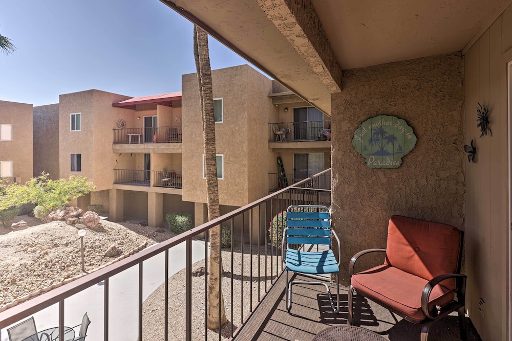 Walk to Lake, Dining & Shops: Lake Havasu Condo view 4
