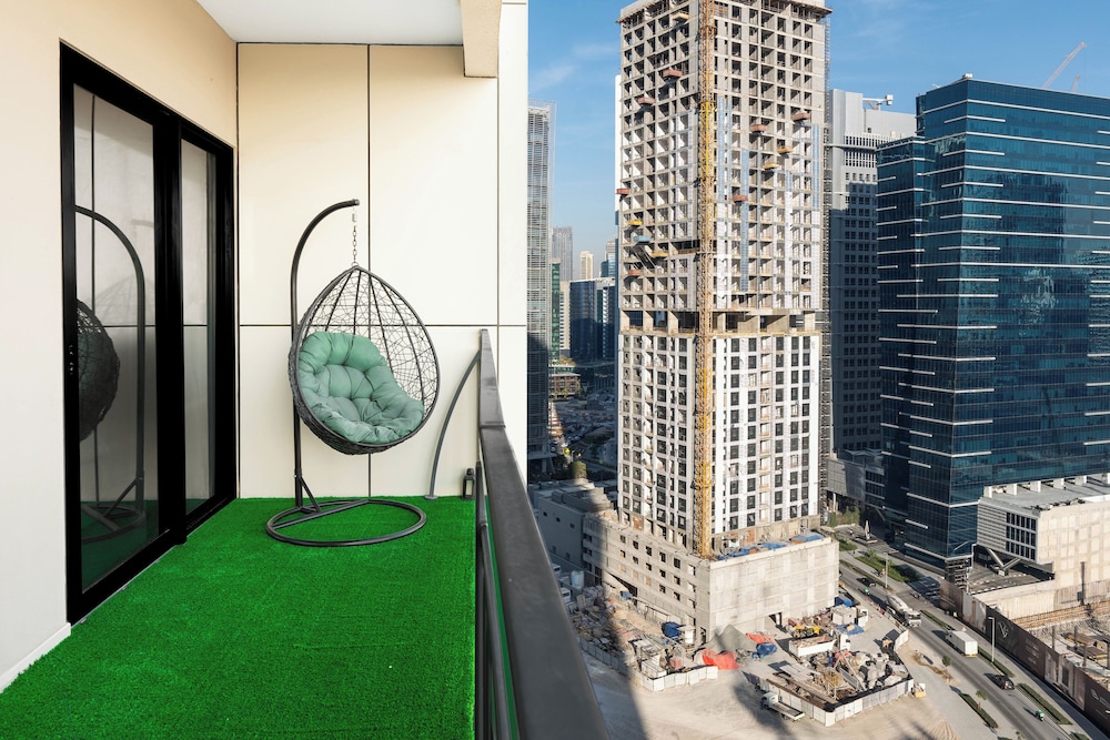 Keyrock Living - 1BR with Lake View