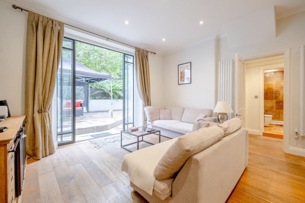 Gorgeous 2BD Flat With Patio - South Kensington!
