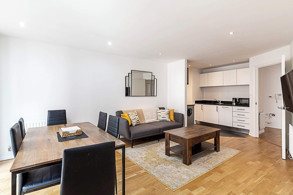 Bright Battersea Apartment