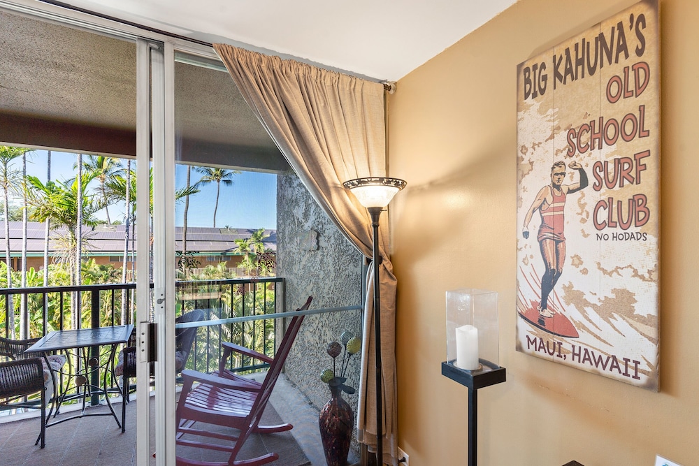 Kalama Terrace P-307 - 3rd-floor Walkup, 7 min Walk to Charley Young Beach, AC!