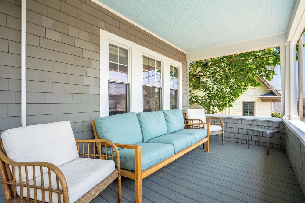 Steps to Beach & Downtown OGT - Screened in Porch