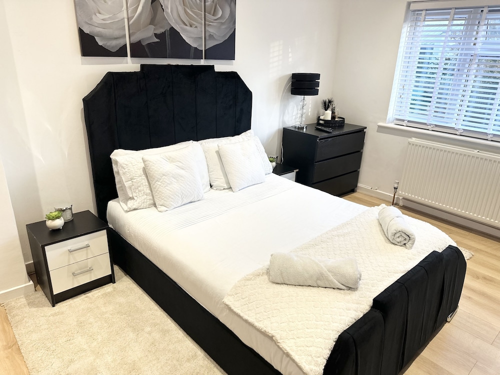 Charming 3-bed Home Minutes From City Centre view 3
