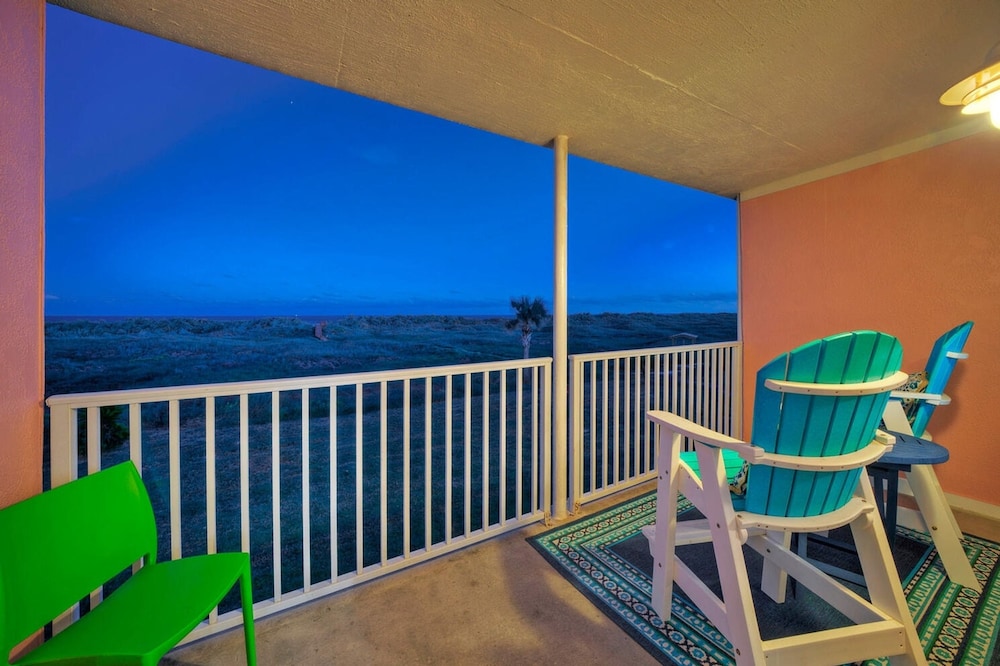 Bubbly Blew by Avantstay Beachfront Condo View