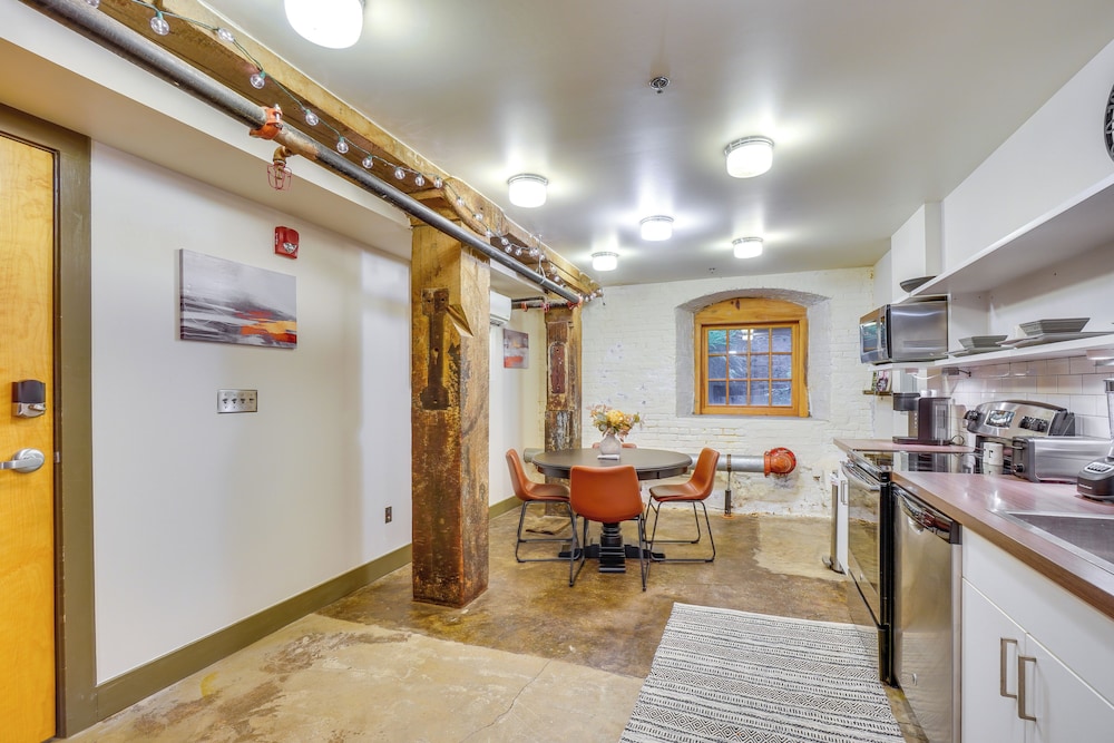 Dtwn Knoxville Studio Half-mi to Market Square!