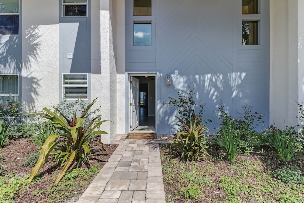 Fernandina Beach Vacations - Dog Friendly Oceanfront Beach House by RedAwning - Property Image 23
