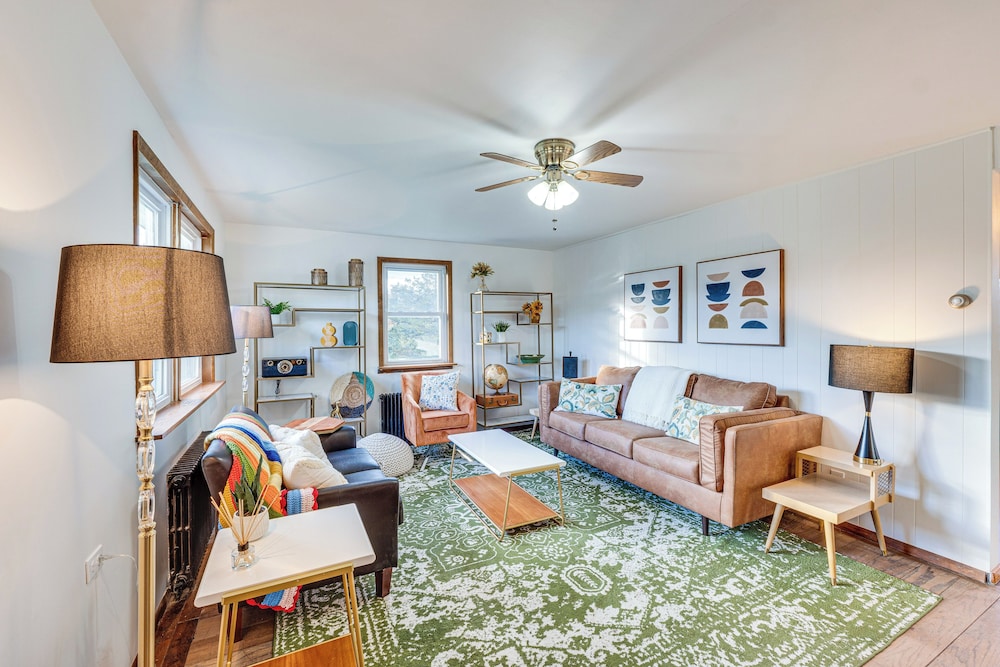 Charming Gardiner Home w/ Yard & Sunroom