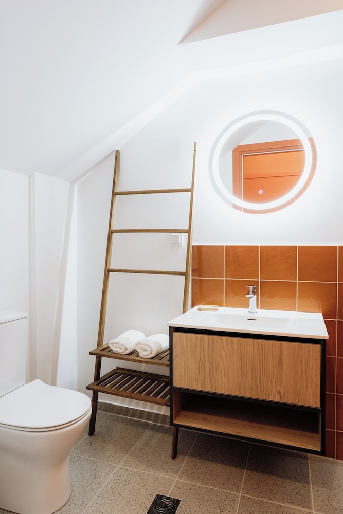Canvas Color Your Stay