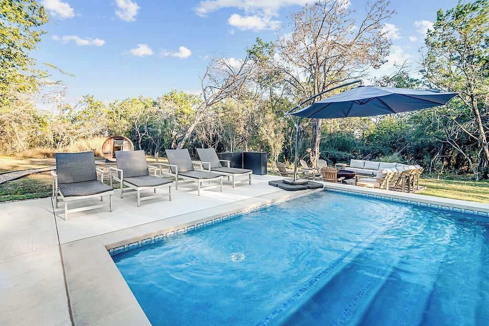 Luxe Poolside Retreat W/sauna-minutes From Downtown!
