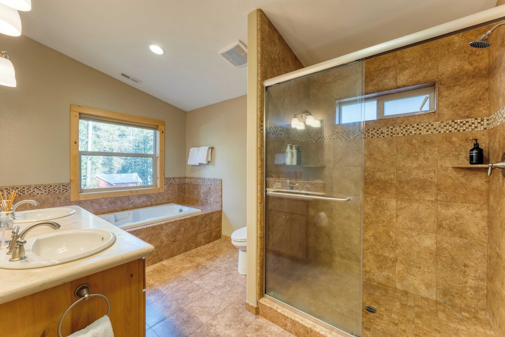 Washoe Chalet by Avantstay Game Room, Hot Tub, Putting Green & Fire Pit