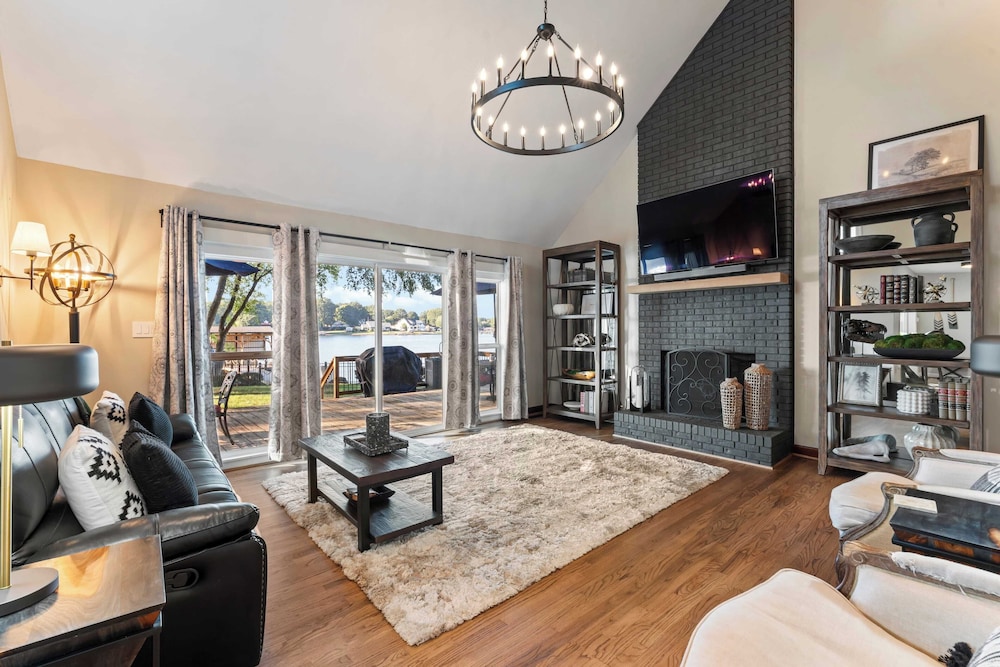 Lakefront Home w/ Dock, Game Room & Hot Tub Ponderosa Peninsula by Avantstay