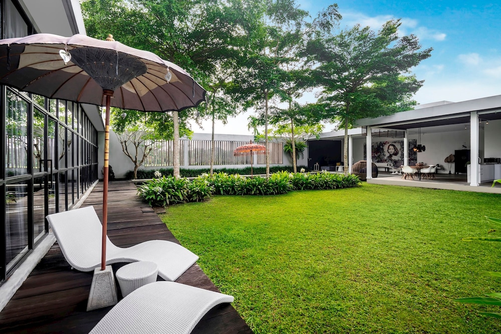 Loft Volcano by Alfred in Bali - Stylish 2 BR Loft w Pool Garden Ricefields View