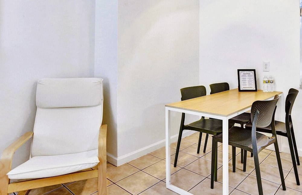 Beachfront Hollywood Studio, Walk to Boardwalk - Image 5