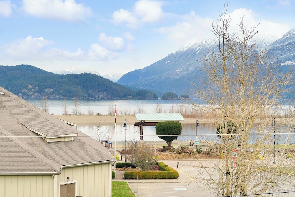 Rooftop Paradise Luxe 2BR Lake Views