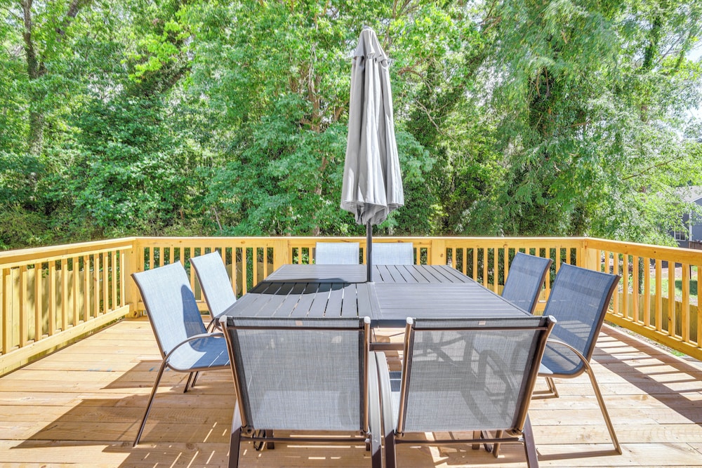 Modern Decatur Gem w/ Deck, 10 Mi to Atlanta view 4