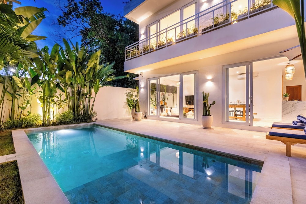 Eleven Villa Canggu - Calm Oasis with Pool and Privacy