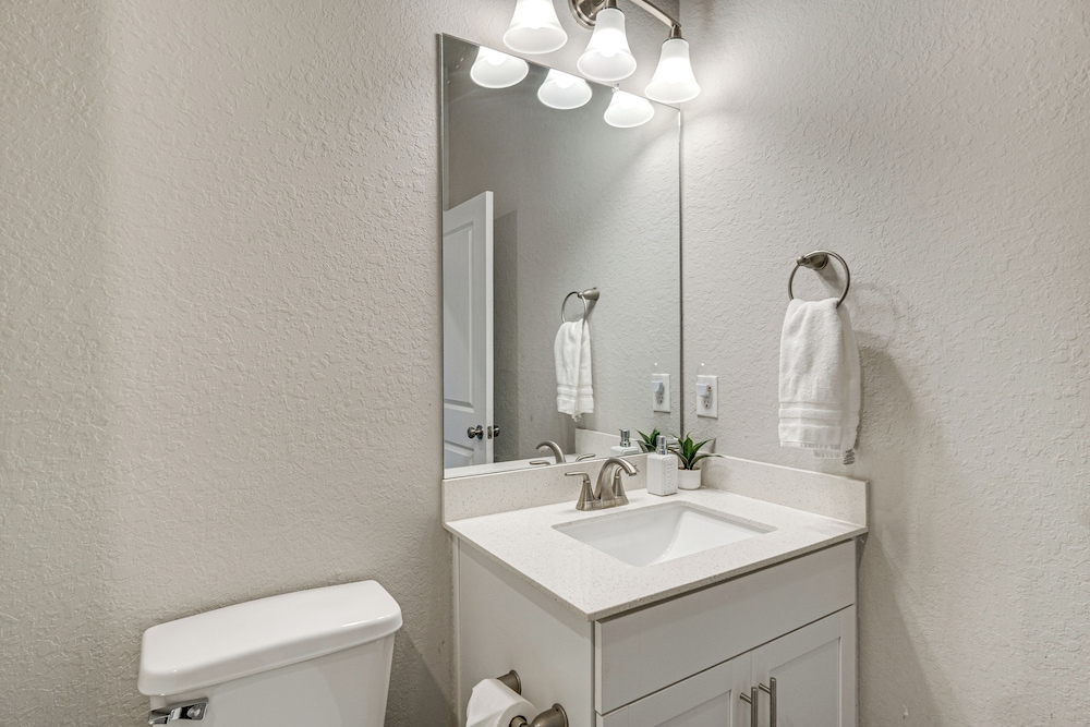 Golf, Shop & Beach-hop: Port Charlotte Gem w/ Yard