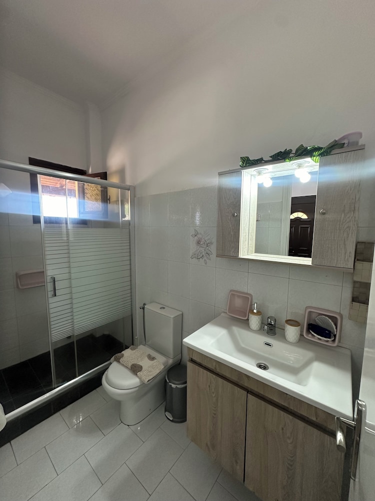 Nikos Apartments