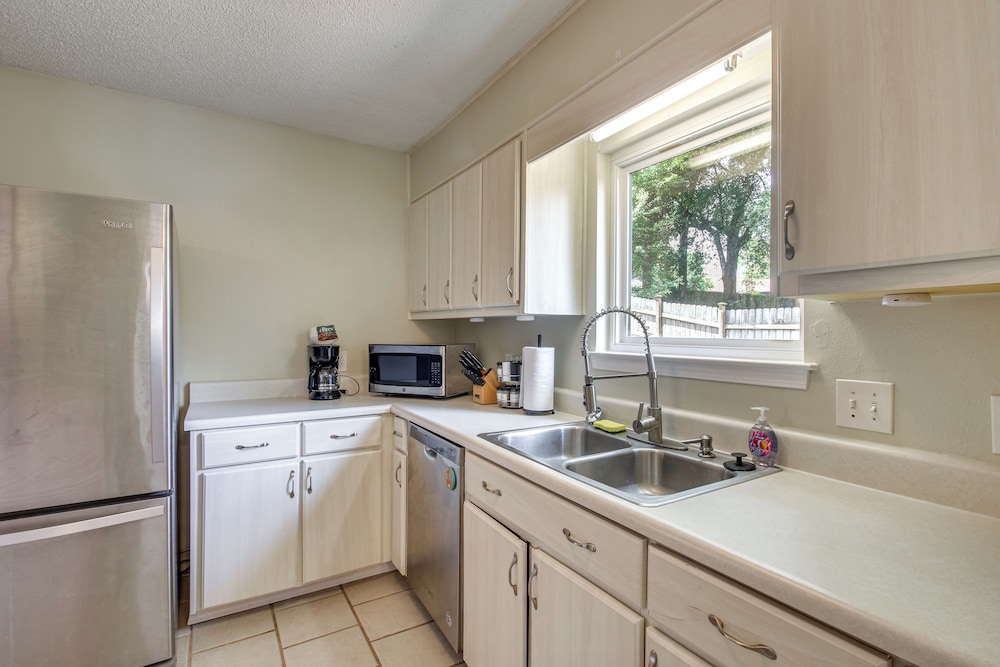 Shop, Dine & Visit Uwf: Pensacola Home w/ Yard!