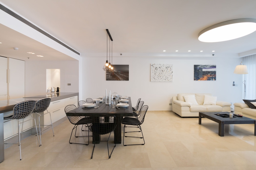High Class Condo at Marina by FeelHome