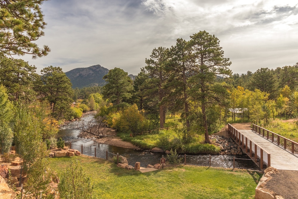 The Landing at Estes Park - Riverside Retreat