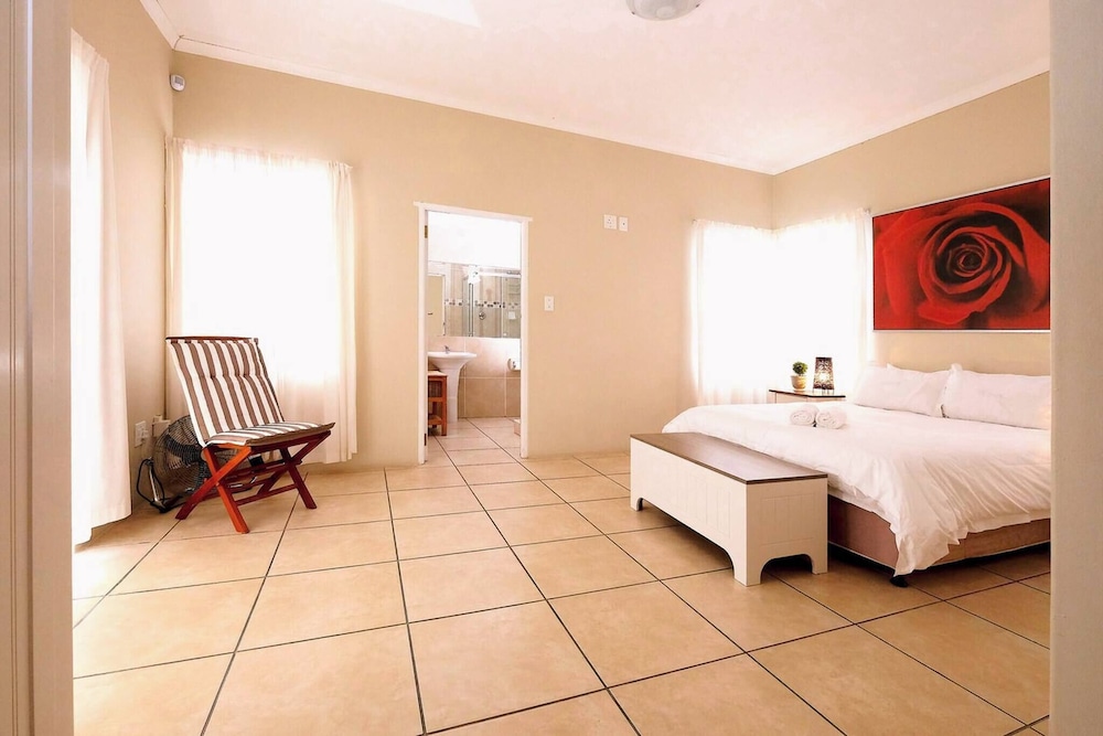 The Pelican - Stunning 3-bedroom Holiday Home in Langebaan