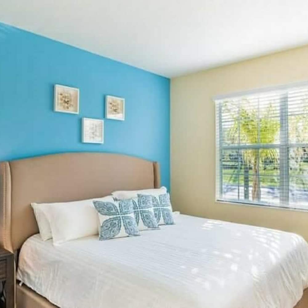 9004 Amazing 5BD With Pool