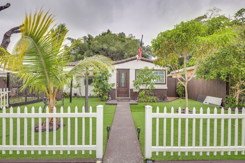 3 Mi to Beach: Hollywood Treehouse w/ Deck & Yard!