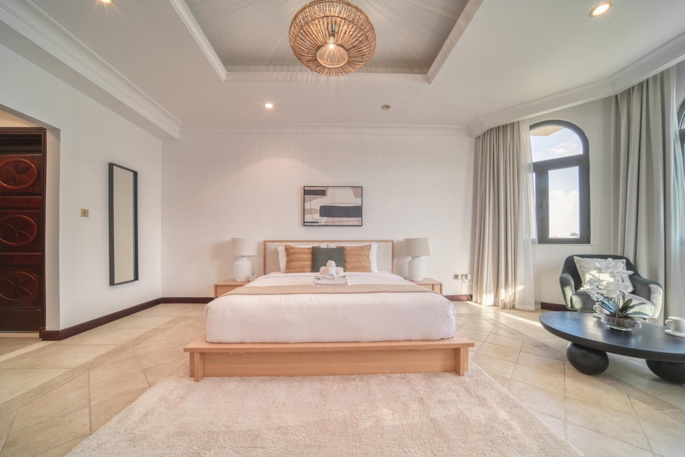 Exclusive 6BR Palm Villa w Private Pool and Beach