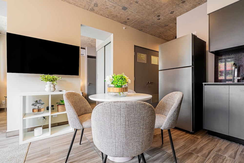 w Splendid 1BR in the Heart of Centriqo