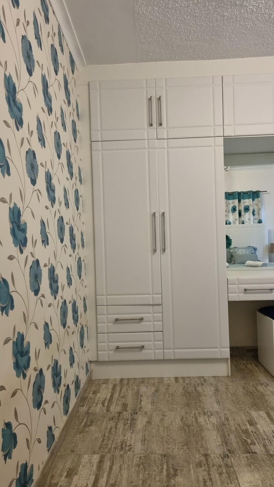 2br/cottage/swimming Pool/near Airport