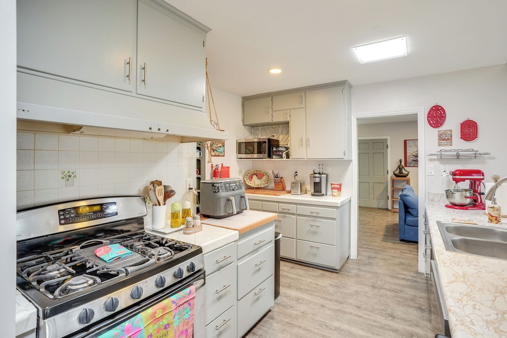 2 Mi to Cal State Long Beach: Bungalow w/ Hot Tub!