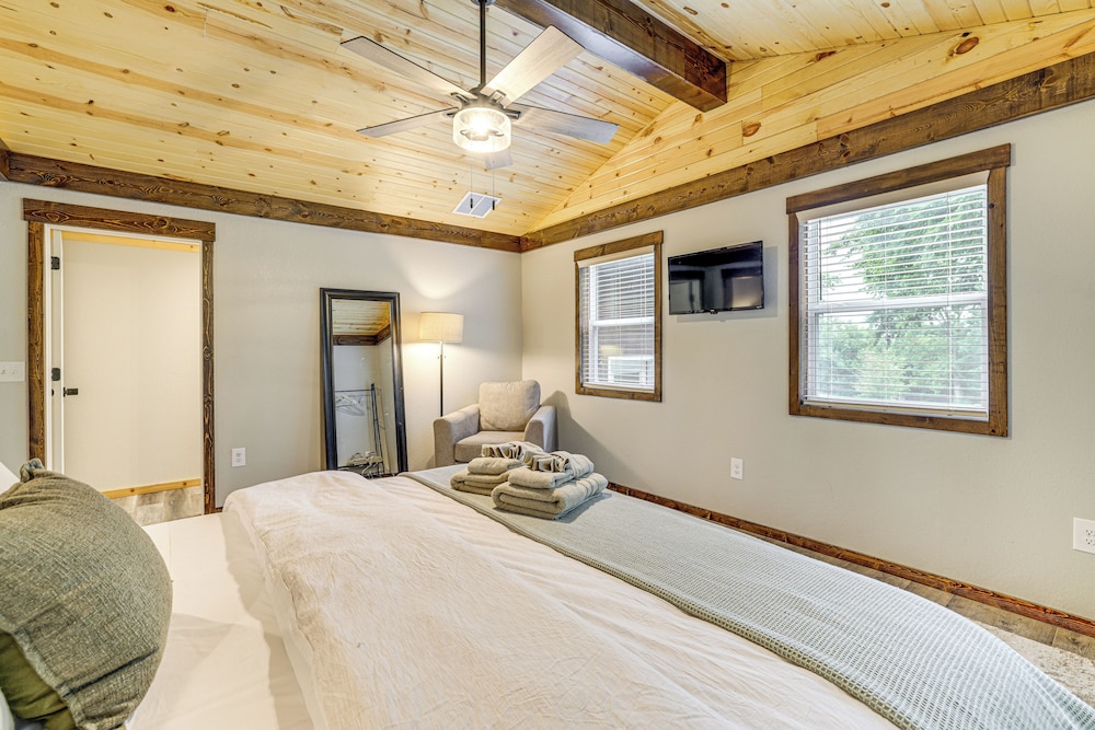 Near Bella Vista Trails & Elk River: Family Home!