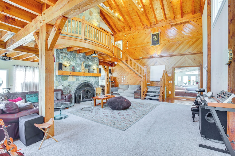 4 Mi to Danbury: Apt w/ Indoor Pool Access