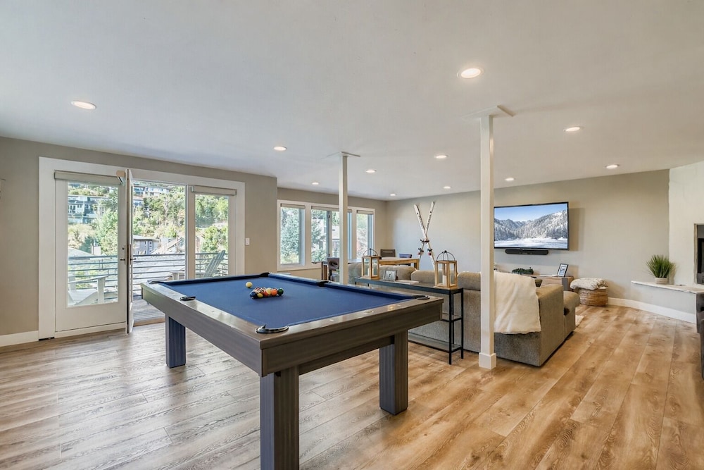 Mountain Luxury In Old Town Spa - Walk To Main 440 3 Bedroom Home