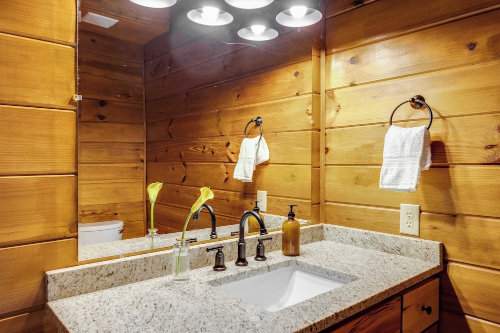 Sleeps 20 3 Cabins w/ Hot Tubs, Game Room, Fire Pit Dudley Trio by Avantstay