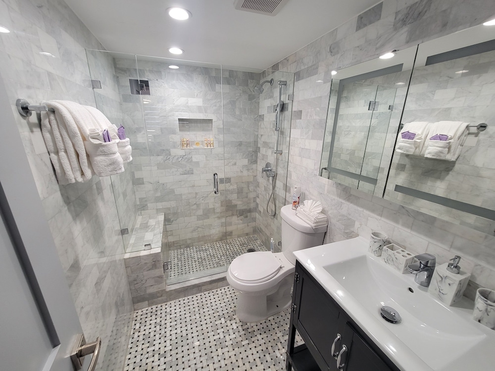 Alexander 817 3 Bedroom Apts